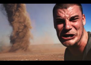 Por tomarse una selfie con un tornado casi pierde la vida – VIDEO