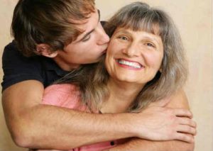 4 señales que te ayudarán a detectar si tu novio es un ‘hijito de mamá’