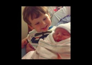 18 fotos de la reacción de niños que conocen a sus hermanos por primera vez (FOTOS)