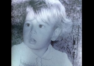 ¿Quién es este tierno niño? En la actualidad es un reconocido cantante (FOTO)
