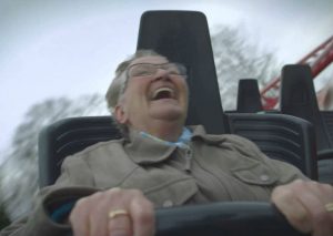 Abuelita se sube a montaña rusa y estalla en carcajadas por el paseo (VIDEO)