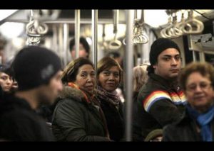 No creerás de lo que fue capaz este padre con tal de divertir a su hijo en un tren (VIDEO)