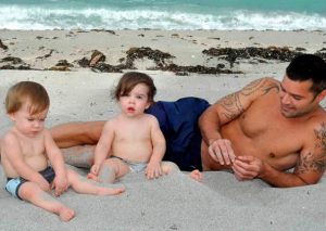 El hijo de Ricky Martin le preguntó ‘Papá, ¿yo he estado en tu barriguita?’