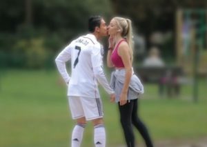 Un joven se disfraza de Cristiano Ronaldo y sale a probar suerte con las mujeres (VIDEO)
