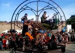 ¡Asombroso! Hacen música dentro de una rueda que gira (VIDEO)