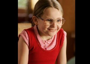 Mira cómo luce en la actualidad la niña de ‘Pequeña Miss Sunshine’ (FOTOS)
