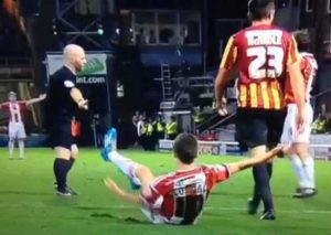 Mira el increíble penal que no fue sancionado por un árbitro de fútbol (VIDEO)