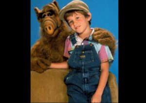 Mira cómo luce el pequeño Brian Tanner de ‘ALF’ (FOTOS)