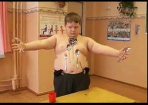 ¡Insólito! Un niño atrae metales como ‘Magneto’ (VIDEO)