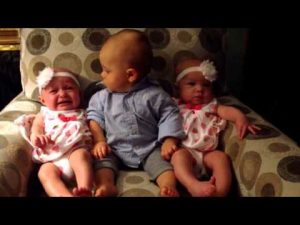 Mira la graciosas y tierna reacción de un bebé al conocer a mellizas (VIDEO)