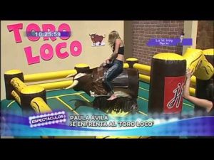 Mira cómo Karen Schwarz pasó el desafío del ‘Toro Loco’ (VIDEO)