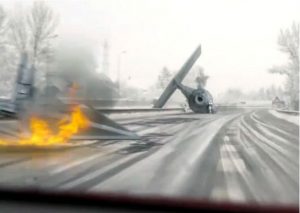 Star Wars: Nave del Imperio se estrella en una autopista ante la vista de todos (VIDEO)
