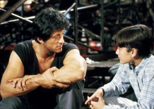 ¿Recuerdas al niño que actuó junto a Silvester Stallone en ‘El Vencedor’? Mira cómo luce hoy (FOTOS)