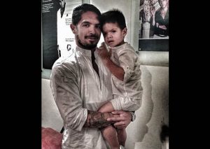 Mira cómo Juan Manuel Vargas juega fútbol con su pequeño hijo (VIDEO)