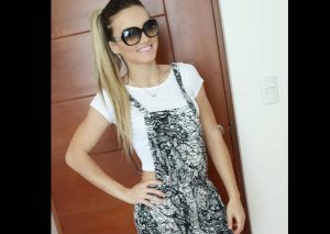 Cachaza estremece las redes sociales con sexy fotos en bikini