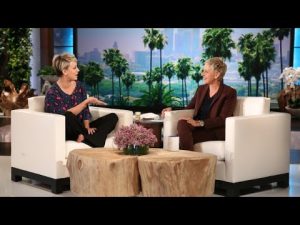 Kaley Cuoco deja ver su lado menos sensual (VIDEO)