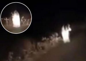 Una misteriosa mujer siembra el terror en una carretera de Inglaterra (VIDEO)