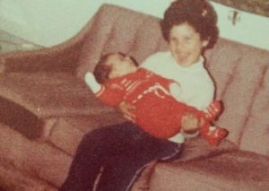 ¿Tienes idea de quién es la niña que tiene entre sus brazos al bebé? (FOTOS)