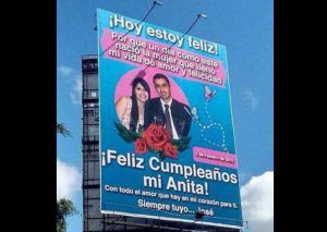 Joven declaró su amor en valla publicitaria y lo ‘trolean’ en redes sociales (FOTOS)