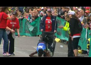 Conmovedor: atleta se arrastra para llegar a la meta