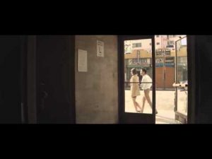 ¿Por qué este hombre sigue a su esposa al trabajo? (VIDEO)