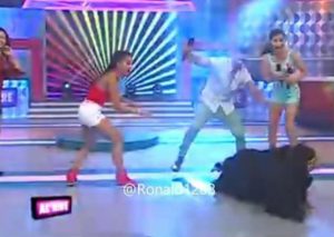 Vidente protagonizó bochornosa caída en vivo (VIDEO)