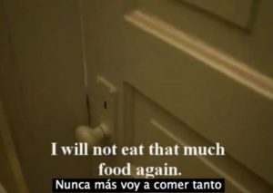 ¡Qué tierno! Escucha a un niño lamentarse en el baño por haber comido mucho (VIDEO)