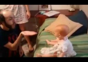 ¡Muy tierno! Bebé se desmaya con los besos de su papá