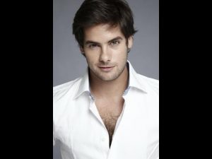 Andrés Wiese protagoniza sexy baile en obra musical (VIDEO)