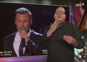Interprete se ‘apasiona’ por su trabajo y se vuelve viral en la red (VIDEO)