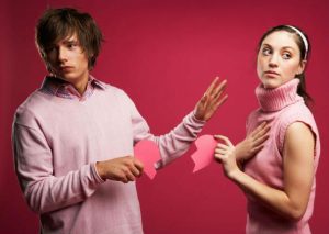 ¿Sientes atracción por alguien que te rechaza? Aquí la explicación psicológica