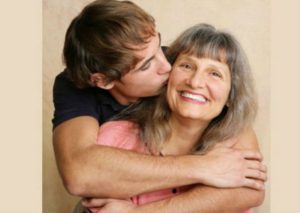 ¿Tu pareja sufre de ‘mamitis’?