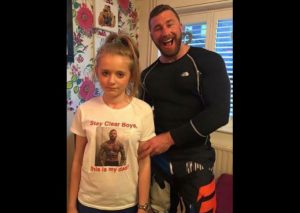Papá diseña polo para alejar ‘pretendientes’ de su hija (FOTO)
