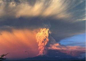 Graban a supuesto OVNI en erupción de volcán chileno (VIDEO)