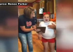 Pequeña con síndrome de Down enternece las redes sociales (VIDEO)