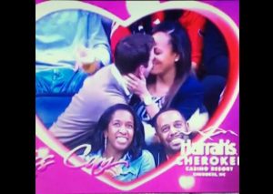 Los bañan en cerveza mientras veían a la ‘Kiss Cam (VIDEO)