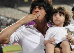 Mira cómo Shahrukh Khan le enseña a bailar a su hijo (VIDEO/FOTO)
