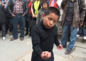 Niño recita poema de César Vallejo y asombra a todos (VIDEO)