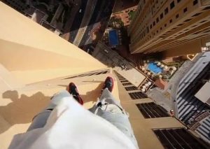 ¡Extremo! Estaba en el piso 43 de un edificio y se puso a saltar en los bordes (VIDEO)