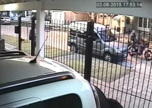 Se salva de ser asaltada gracias a su inteligente reacción (VIDEO)