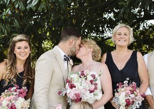 ¡Con actitud! Niña roba protagonismo en la boda de su mamá