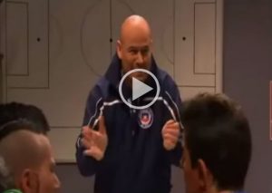 Mira cómo ‘Sampaoli’ enseña a chilenos a levantar una copa (VIDEO)
