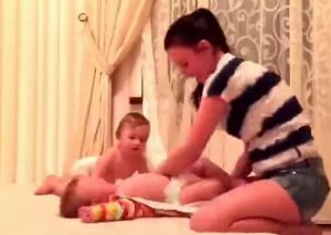 ¿Cambiar de ropa a gemelos es una tarea difícil? Averígualo aquí (VIDEO)
