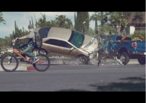 Esto te puede pasar si prestas más atención a tu celular que a tu vida (VIDEO)