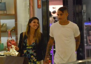 ¿Cuánto dinero habría gastado Paolo Guerrero en anillo de Alondra?  (FOTOS)