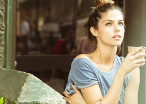 Stephanie Cayo luce sensual para revista