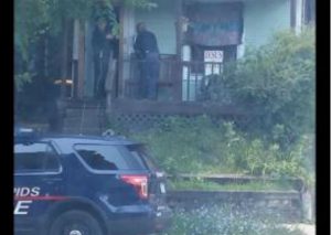 No vas a creer dónde se escondió un hombre para evitar ser arrestado (FOTO)
