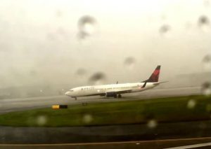 Pasajero grababa aeropuerto y de pronto captó una increíble escena (VIDEO)
