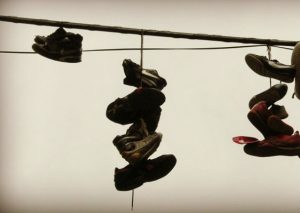¿Por qué razón cuelgan zapatos en cables de algunas calles?