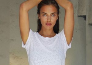 Irina Shayk posó ‘como Dios la trajo al mundo’